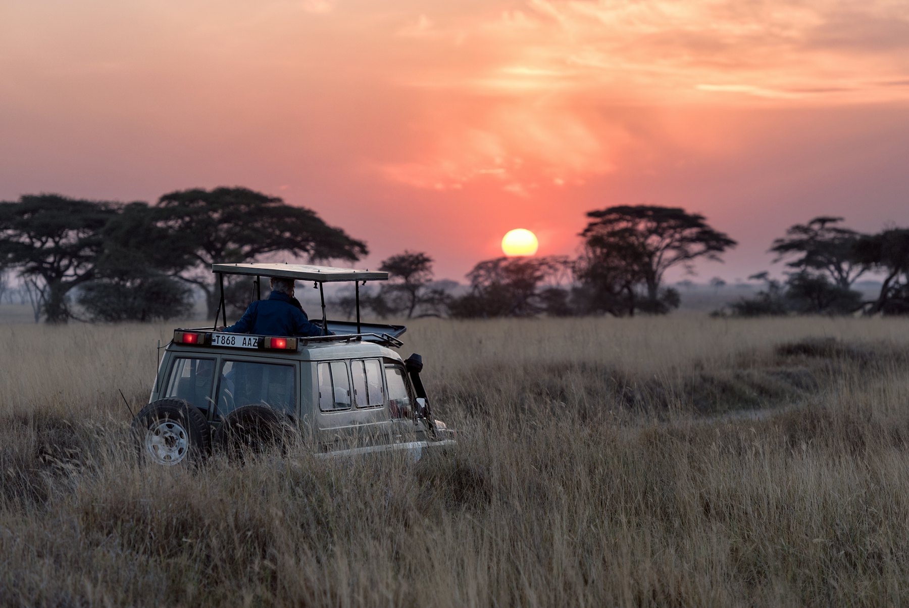 Safari voertuig in het avondlicht als symbool voor overland reizen
